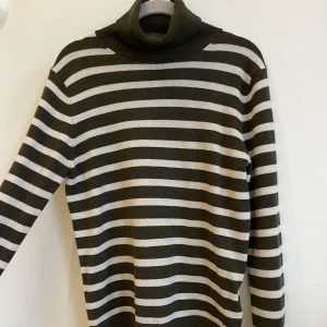 Randig polotröja - Grön och vitrandig polotröja använd endast ett fåtal gånger. Jag har vanligtvis s/m i tröjor men detta är L och är liten i strl! 