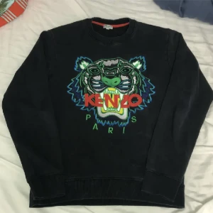 Kenzo hoodie - Använd kenzo hoodie med trycket på framsidan. Man ser skicket på tröjan på bilderna