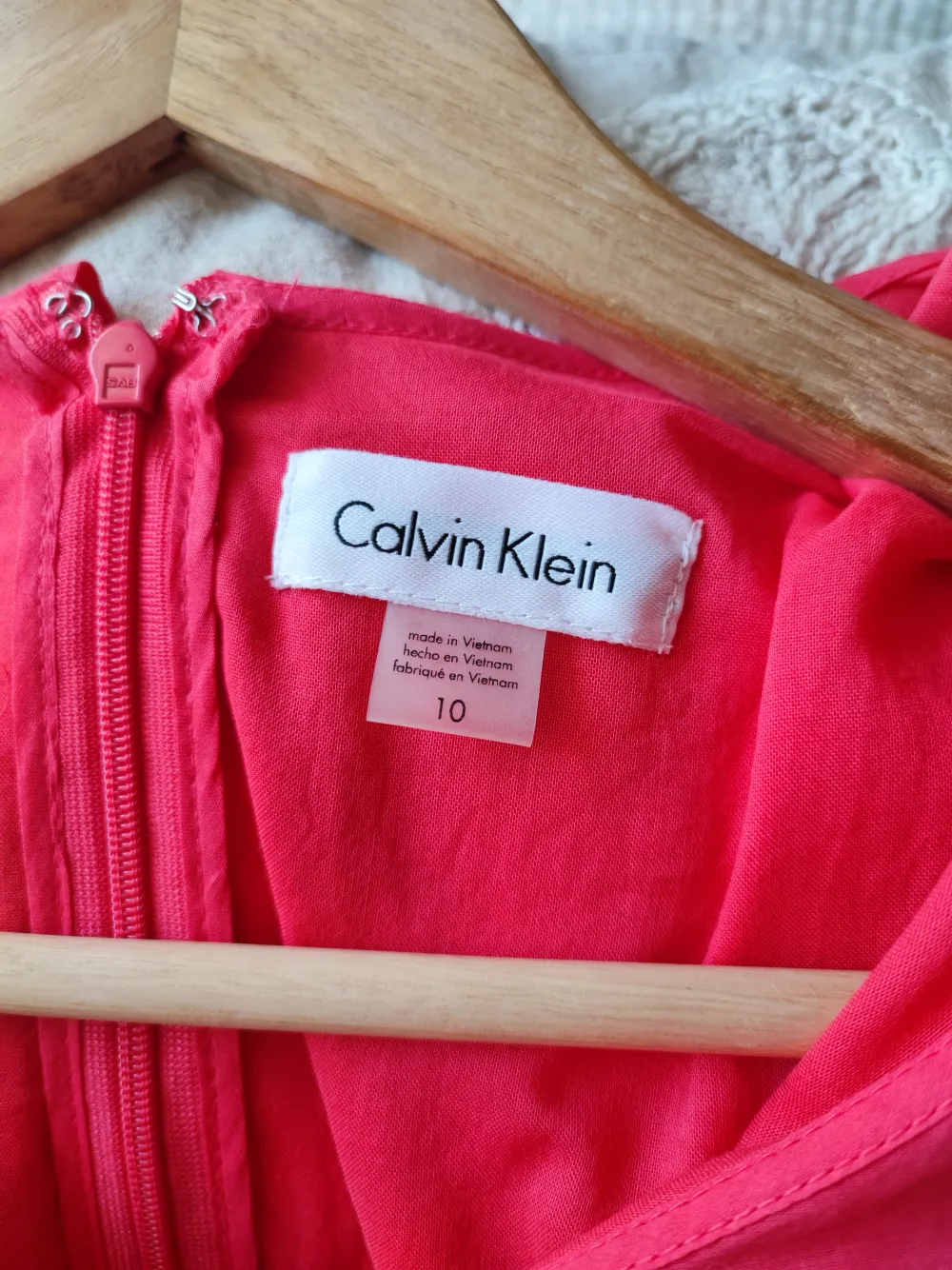 Mycket fint klänning från Calvin Klein storlek 10 det är Medium. använd bara en gång.. Klänningar.