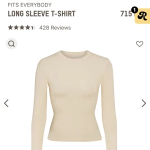 SKIMS FITS EVERYBODY LONG SLEEVE - Aldrig använd helt ny i förpackning, köpte fel.  Storlek S