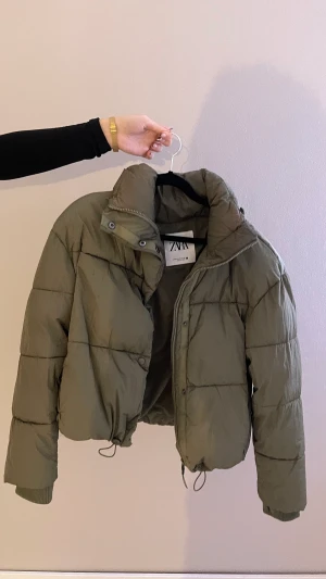 Zara pufferjacket - Storlek xs Från zara  200kr samt betalar köpare frakt 