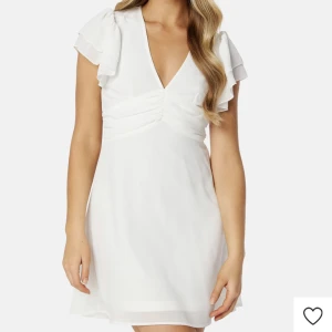 vit klänning - Superfin klänning!💗 Köpt på Zalando från Bubbleroom, kostade 769kr. Kom privat om intresserad eller önskan för fler bilder!😊I superbra skick då endast använd 1 gång. 