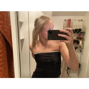 Korsett topp - Super snygg korsett top ifrån zara i satin med strass kant upptill! Använd en gång och säljs då jag inte får användning för den tyvärr! Den är i Nyskick! 🩷💗💞💓