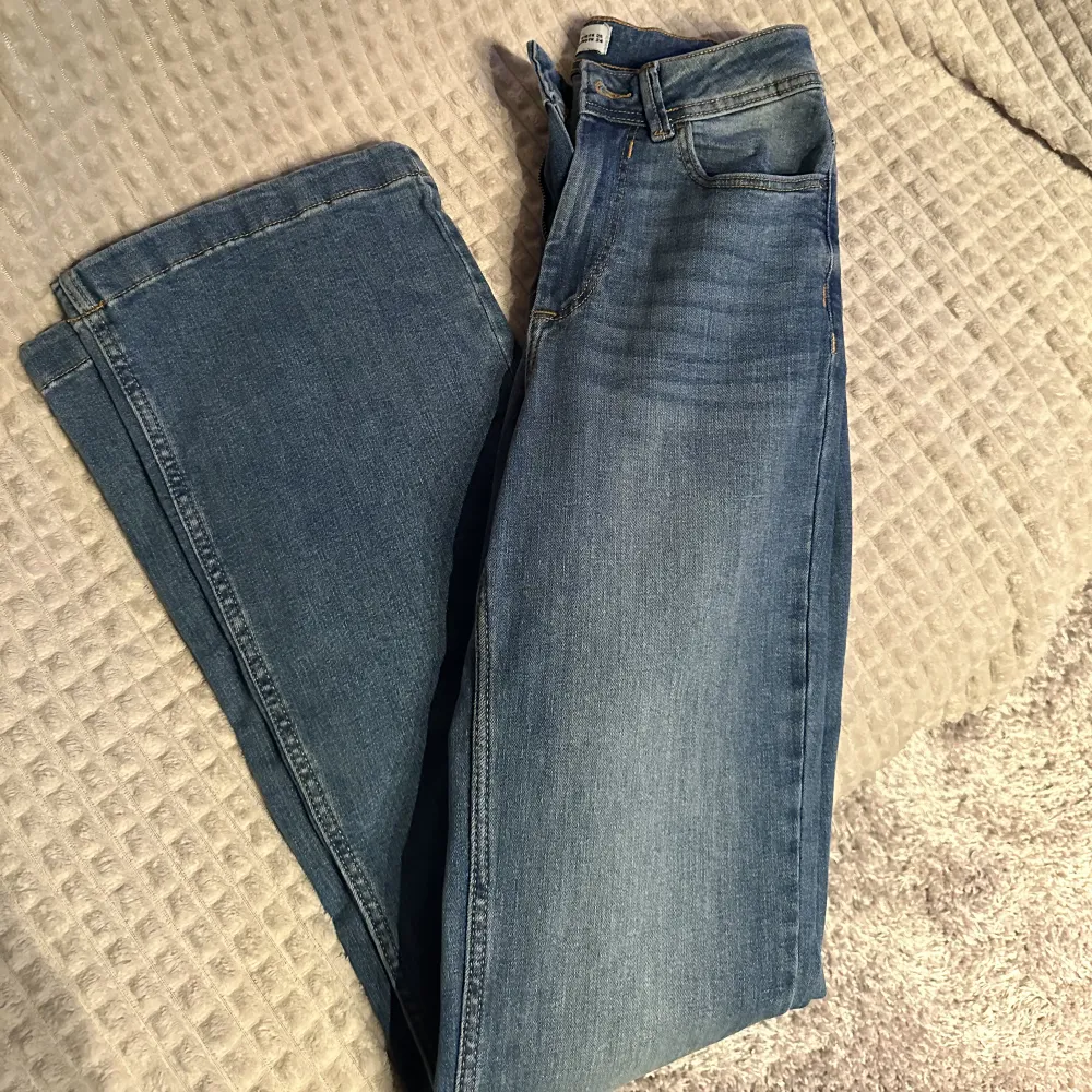 Suuuuperfina oanvända jeans i bootcut modell, älskar dessa men tyvärr är dom lite för korta på mig som är 174. Köpta för 499kr. Jeans & Byxor.