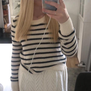 Tröja - Stickad randig tröja. Använd sällan. Köparen står för frakten!