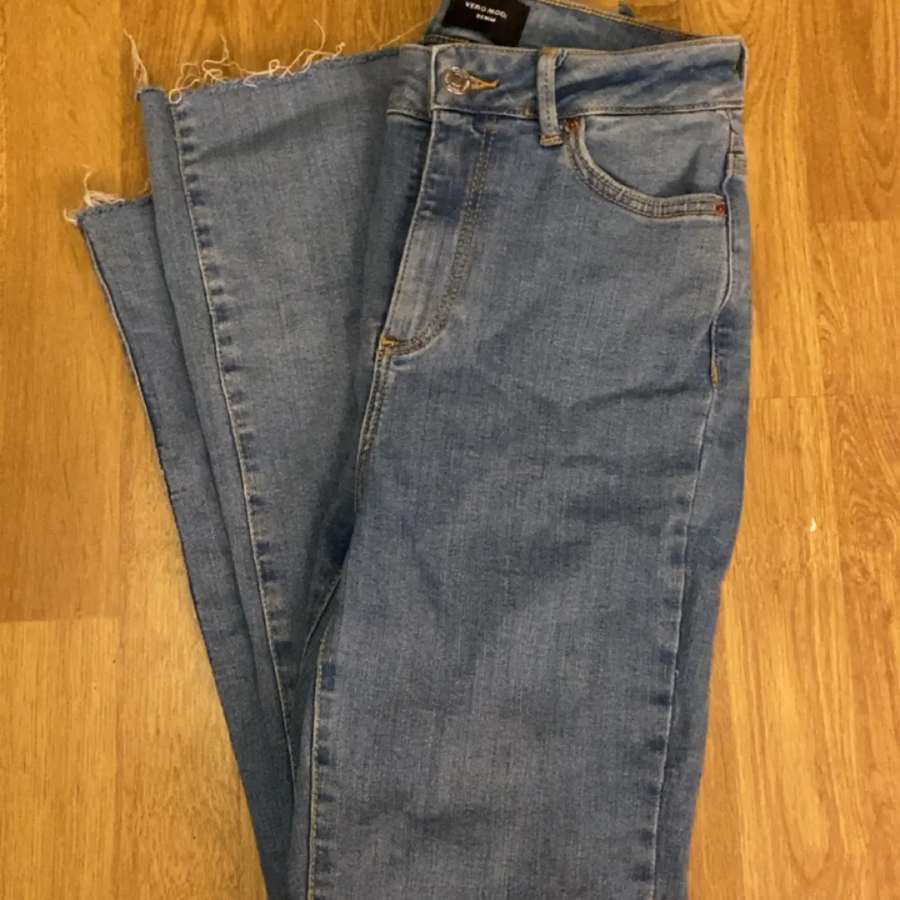 Säljer mina jeans från vero moda då dom är för små  Dom är i storlek 32 och i bra skick Minns inte hur mycket dom kostar nya men säljer dom för 70kr. Jeans & Byxor.