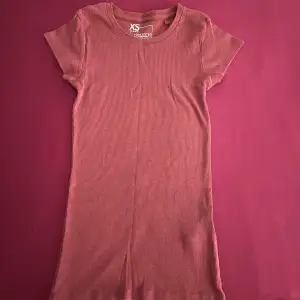 Min favorit 🥹 Lång burgundy/vinröd tshirt, som sitter så snygg på ❤️ Färgen ser inte ut som på bilden! Bra skick, inga defekter eller noppringar! Storlek XS men passar också på mig som har storlek S 🫶