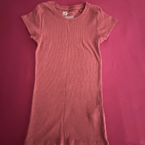 Tshirt - Min favorit 🥹 Lång burgundy/vinröd tshirt, som sitter så snygg på ❤️ Färgen ser inte ut som på bilden! Bra skick, inga defekter eller noppringar! Storlek XS men passar också på mig som har storlek S 🫶