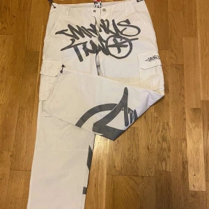Minus two cargos med kvitto - Helt nya Minus two cargos. Plagget är vitt med grå text. och Storleken är S/ 175