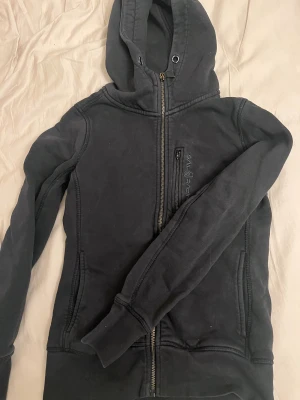 Sailracing  - Använd men tröjan är i bra skick, den är inte sönder och har inga hål heller. Priset är därav att den är använd. 