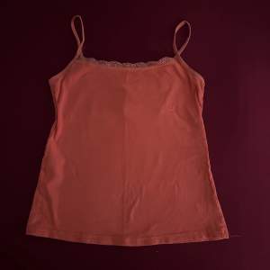 Rosa linne med fina detaljer, ger lite y2k/vintage vibes 💕💕 Bra skick, inga defekter eller noppringar!