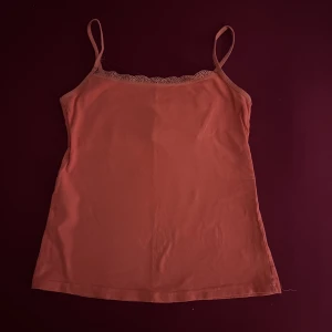 Rosa topp - Rosa linne med fina detaljer, ger lite y2k/vintage vibes 💕💕 Bra skick, inga defekter eller noppringar!