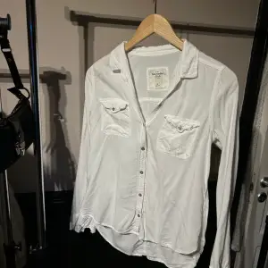 Säljer denna vita skjorta från abercrombie and fitch