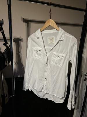 Säljer denna vita skjorta från abercrombie and fitch
