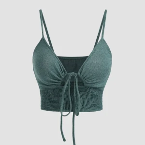 Söt topp - En söt topp från cider i en mörkgrön färg me blåa inslag, på sista bilden ser den väldigt mörk ut men de är för ljuset, den är färgen på de 2 första. Pris kan diskuteras, axelremmar finns så man kan justera storlek.