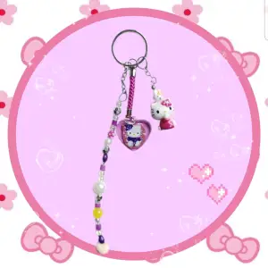 ❤️NYTT SÄNKT PRIS ❤️ Supersöt nyckelring med Hello Kitty/Miffy figur, lila hjärta med Hello Kitty motiv och matchande pärlband. FRAKT 18KR via swish (ej spårbar) 🌷 KÖP NU funkar också! ☺️ Postas inom 2 dagar efter betalning 💌 