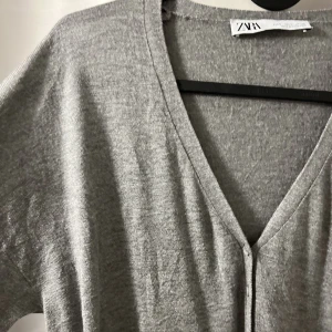 Kofta från Zara - Grå kofta från Zara, endast använd en gång. Storlek S