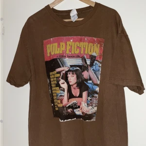 Pulp fiction  - En fin brun Pulp fiction tröja i bra skick, säljer då den inte är min stil länger. Kontakta för frågor eller fler bilder:)