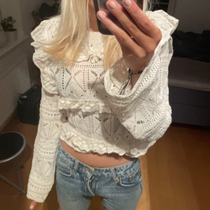 Populär zara tröja - Säljer denna fina tröjan från zara. Den är ganska trendig och finns nästan alldrig inne i butik. Den ör i strl S.💕