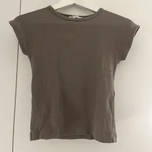 En ”brun” T-shirt ifrån zara
