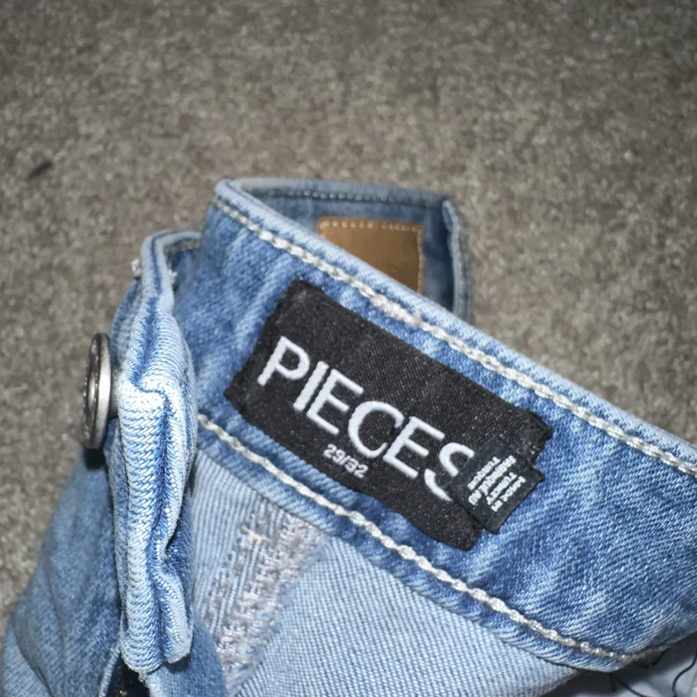 Raka jeans från pieces helt oanvända. Jeans & Byxor.