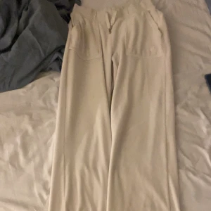 Juicy byxor  - Hej hej ja säljer mina vita juicy byxor för 400 pågrund av att jag inhe använder dom och dom är för små! De är strl xxs och dom har en lite fläck på benet men man ser inte den❤️ 