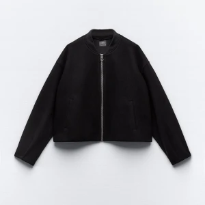 Kort jacka  - Jätte fkn jacka från Zara i storlek s!! Använd två gånger & är i jätte bra skick! 🫶🏻