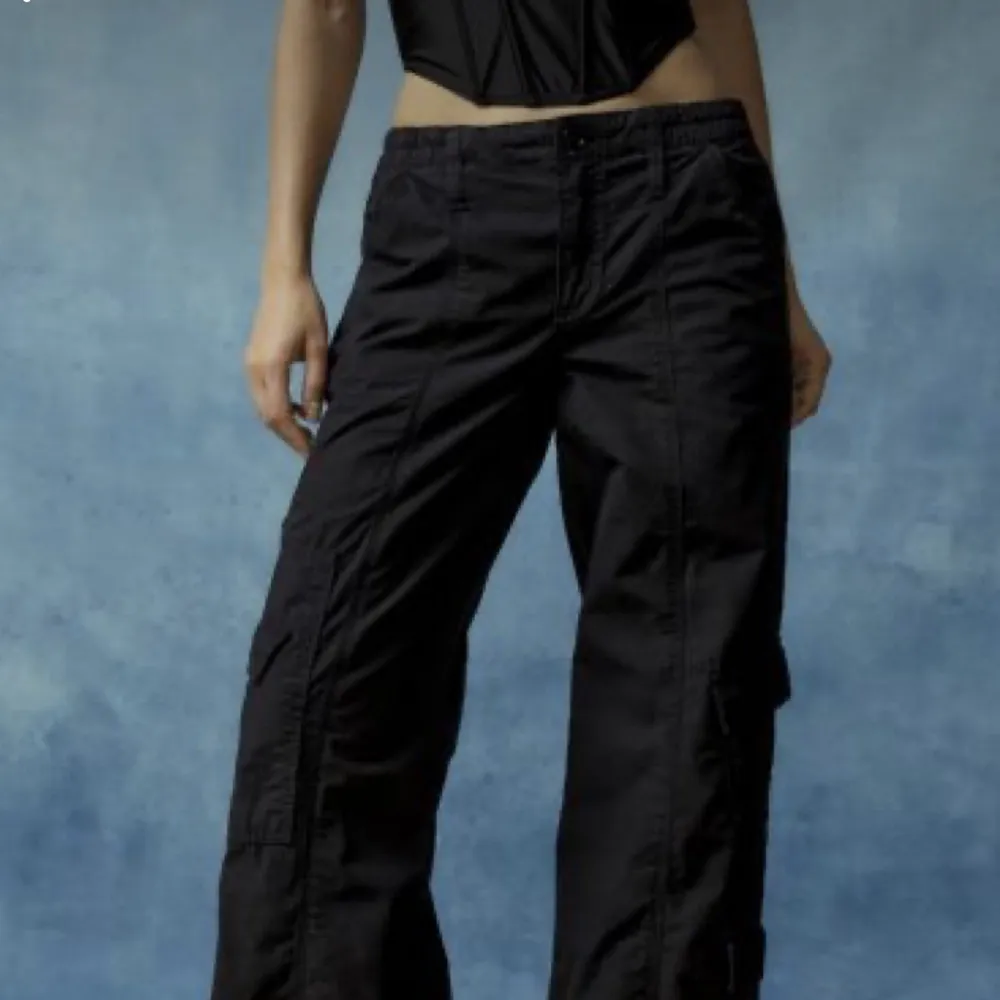 Jag säljer mina fina och helt nya  low-Rise Cargo Pants. Bilden är inte min, men kontakta för fler bilder! ❤️. Jeans & Byxor.