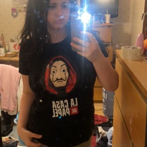 Tröja  - Det står la casa de Papel som ni ser och det är en bra serie 🙌