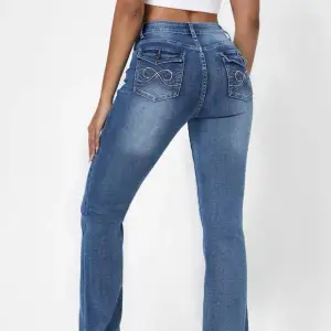 säljer dessa trendiga bootcut jeansen med detaljer på fickorna 🩷 passar någon runt 160 🩷 storlek är S (34) men passar större storlekar också då de är ganska stretchiga 🩷 inga defekter eller tecken på användning, nypris 279kr🩷 använd gärna köp nu‼️