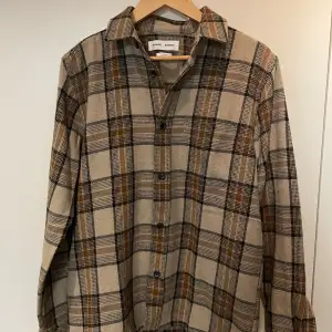 Shirt jacket/ tjock skjorta från samsøe och samsøe. Använd ett fåtal gånger. Storlek L.