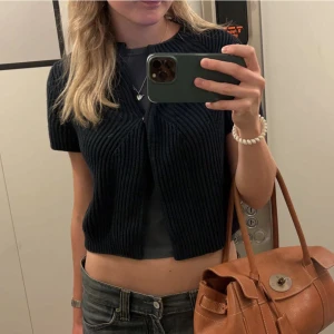 Kortärmad kofta  - Säljer denna supersöta kofta som är mörkblå🙏🏼