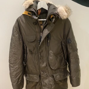 Parajumper jacka - Knappt använd parajumper herrjacka i storlek M. Nyskick.  Inköpt på johnells.