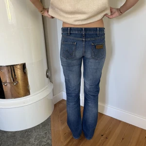Lågmidjade jeans - Snygga vintage jeans!💕  Midjemått( rätt över): 39 Inerbenslängd: 77 Lårmått ( rätt över): 25  Modellen på bilden är 170cm   Köp gärna via ”KÖP NU”💖 Skriv ifall ni har några frågor eller funderingar // perfectjeans🫶