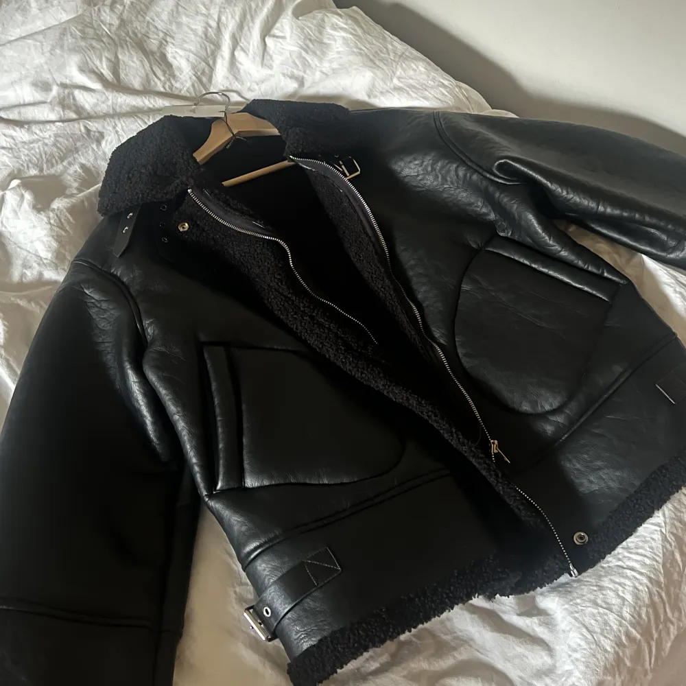 Oanvänd läderjacka med svart teddy-material från Outfitbook i storlek S! Finns att hämta hos mig precis vid Liseberg :) . Jackor.