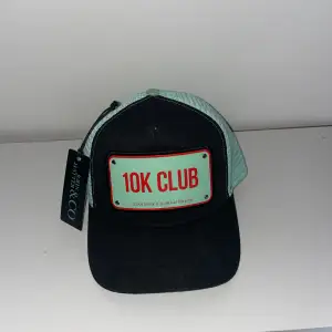 Säljer min limited edition 10k Club keps av John Hatter x Cleandrink då den bara ligger och samlar damm. Använd 1 gång Skick 10/10