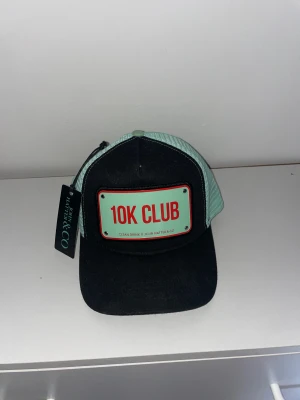 Cleandrink Keps - Säljer min limited edition 10k Club keps av John Hatter x Cleandrink då den bara ligger och samlar damm. Använd 1 gång Skick 10/10