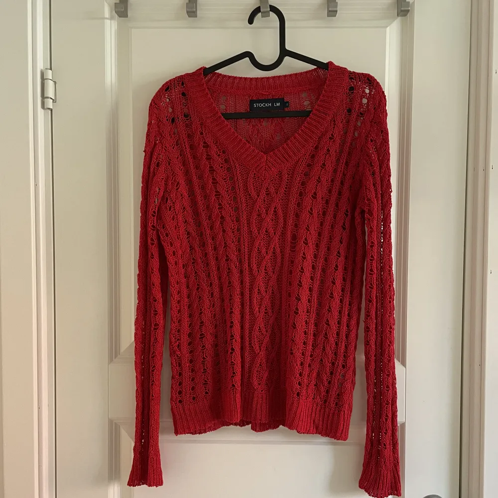 Röd stickad tröja passar bra nu till höst/vinter. Köpt på sellpy men aldrig använd, väldigt fint skick. . Tröjor & Koftor.