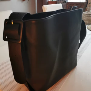 Väska svart - Mått 30x33 cm. Väskan är i nyskick. 