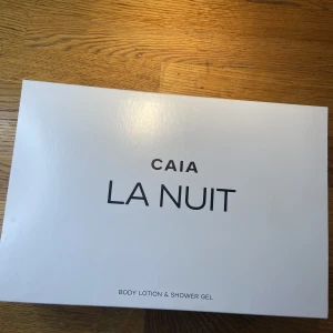 Caia Cosmetics La Nuit Body lotion och shower gel  - Helt nya pga att jag fick dom i julklapp men är känslig för parfym och dofter så kan tyvärr inte använda dom. Ny pris 395kr 