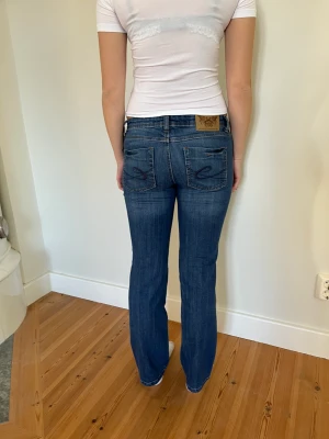 Lågmidjade jeans -  Snygga vintage jeans!💕  Midjemått( rätt över): 40 Inerbenslängd: 72 Lårmått ( rätt över): 24  Modellen på bilden är 170cm   Köp gärna via ”KÖP NU”💖 Skriv ifall ni har några frågor eller funderingar // perfectjeans🫶