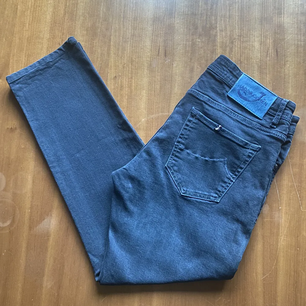 Stilrena och eleganta mörkgråa Jacob Cohën jeans i storlek 33. Nypris: ~6000kr och vårat: 999kr. Jeansen är i ett mycket bra skick, inga defekter eller fläckar. Endast jeansen medföljer. Pris kan diskuteras. Hör av dig vid frågor eller funderingar!. Jeans & Byxor.