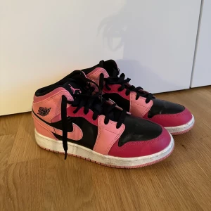 Jordan 1 - Svinsnygga jordans som jag önskar att jag använt mer. Dessa skor säljer jag endast för att de inte passar ihop med stilen jag har, vilket är väldigt synd. Därmed är de sparsamt använda då de inte används så mycket🌸