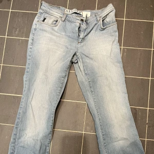 Lowwaist bootcutjeans - Jättefina lågmidjade bootcutjeans från Arizona. Bra kvalitet och skick. Säljer då dem inte kommer till användning. Storlek 40/M. Midjemåttet är 39 cm och innerbenslängden är 81 cm💕💕