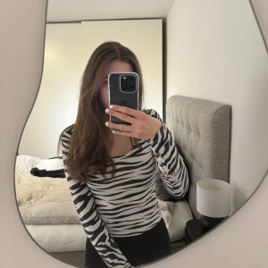 Topp - Topp från Gina Tricot i zebramönster. Storlek S