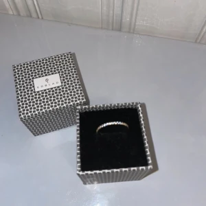 edblad ring  - Ring från edblad med strass runt om hela, storlek 17,5  