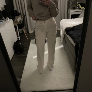 Cargobyxor  - Från Pull and bear i storlek 38 tall, passar mig som är 170 me många ben. Är mer som en 36/s Helt nya lapp kvar, nypris: 359:- Jätte snygga!  Har gjort en extra knapp då ja tyckte dom va lite stor i midjan