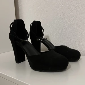 Klackskor från Nelly - Snygga klackskor i mocka imitation ifrån Nelly. Endast använda en gång då för hög klack för mig, 8cm. Storlek 39-40