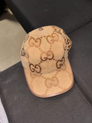 Gucci jumbo keps beige - Hej! Jag säljer min gucci jumbo keps använd cirka 1 månad säljer den pga jag köpt en annan keps 