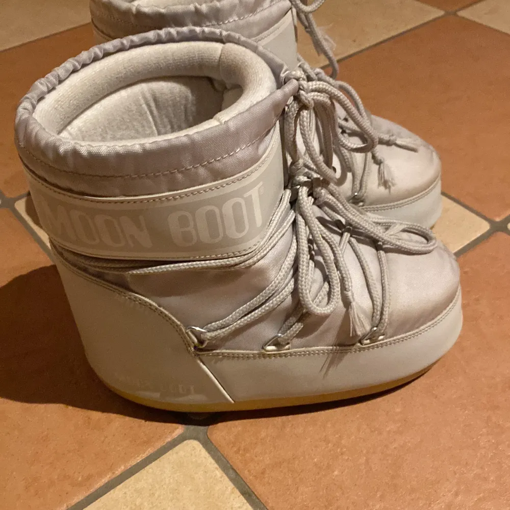 Gråa moonboots! Så varma till vintern! De låter lite när man går med dem. Meddela mig om fler detaljer. Skor.